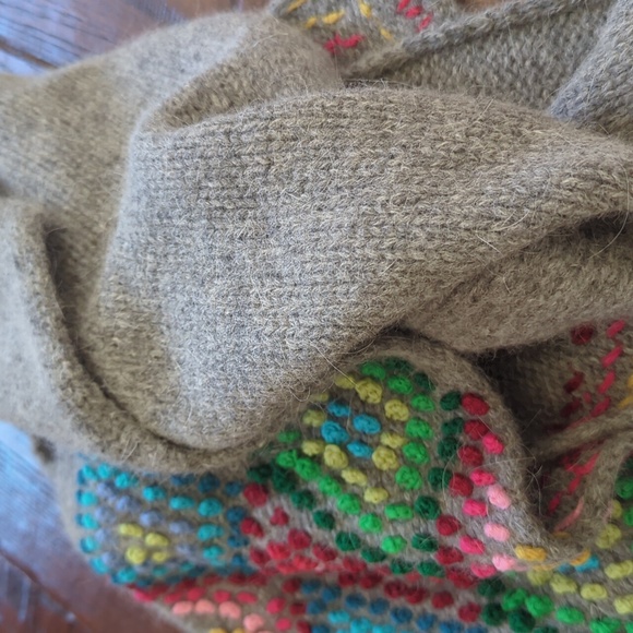 LUCKY BRAND I NWT Grey Scarf with Colorful Embroidered Diamond Pattern & Tassels - Picture 9 of 10